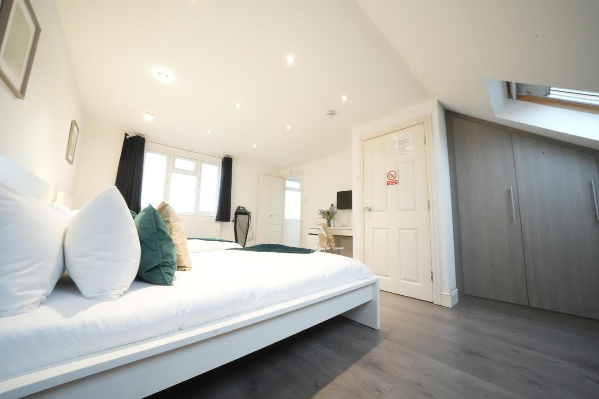 Grand Airport Ensuites Harmondsworth Exterior foto